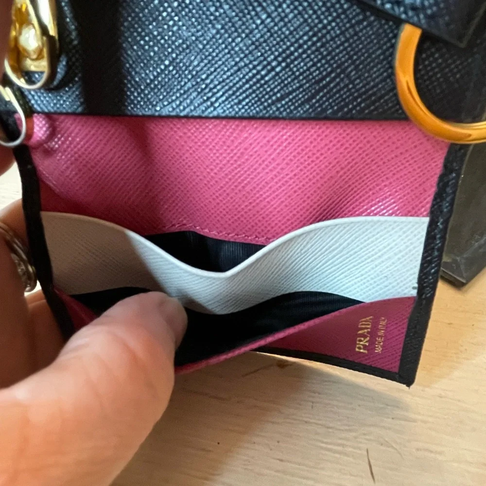 *LIKE NEW* Prada Black Key Case with Saffiano Leather and Gold Logo - Picture 10 of 10